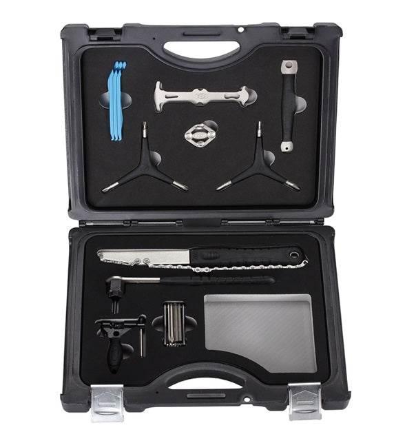 cykelreparationsverktyg i svart verktygsväska med kedjeklossar, kedjebrytare och låsringar