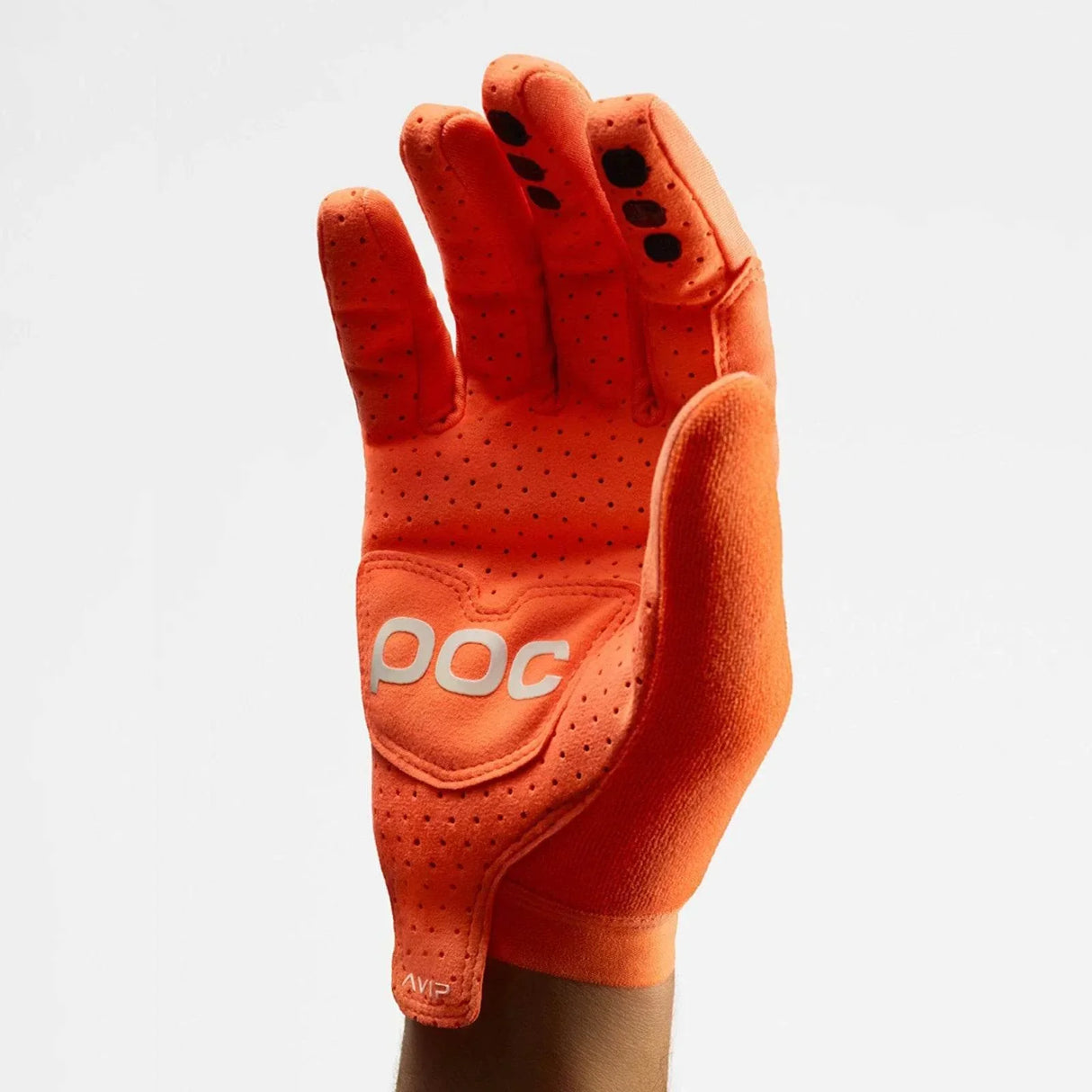 Orange cykelhandske med POC-logotyp och perforerad design på vänster hand