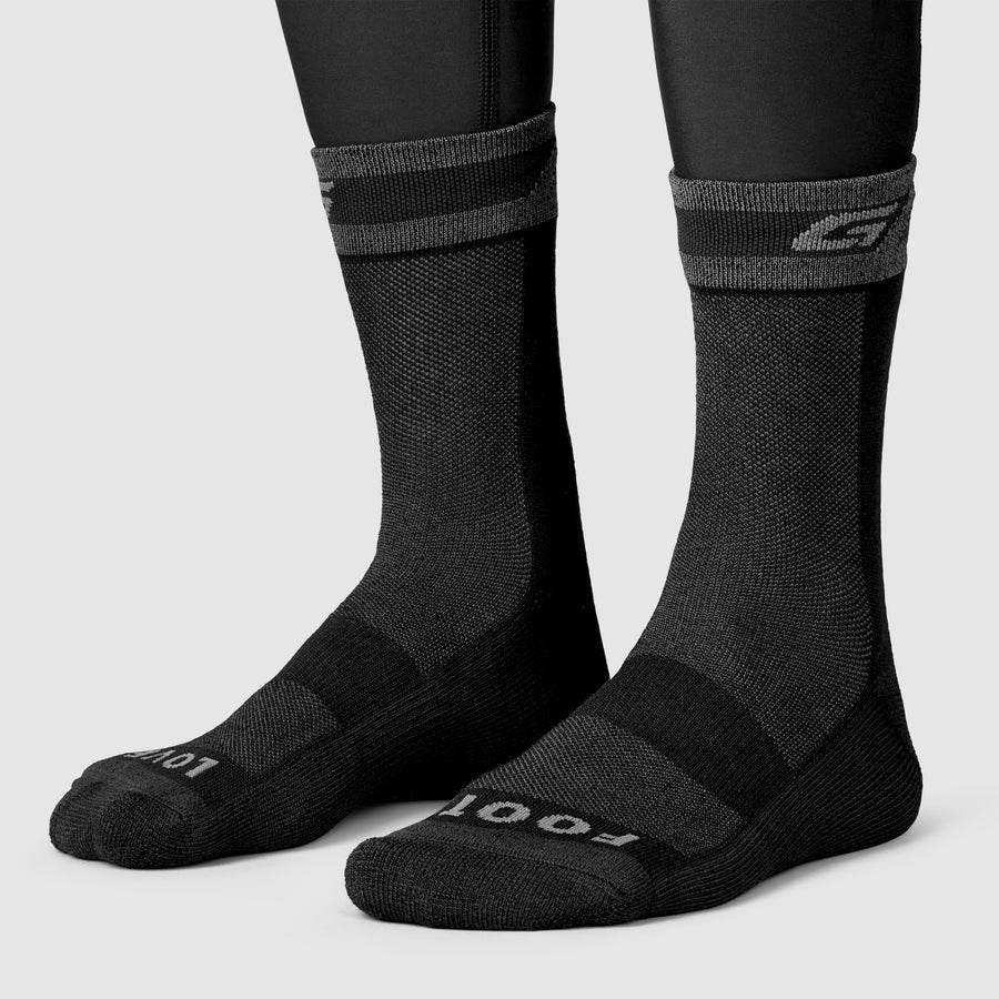 Svarta sportstrumpor med grå detaljer och ordet FOOT på tårna