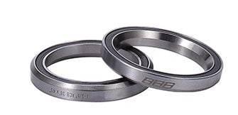 Två svarta metalliska kullagerringar med märkningen BBB