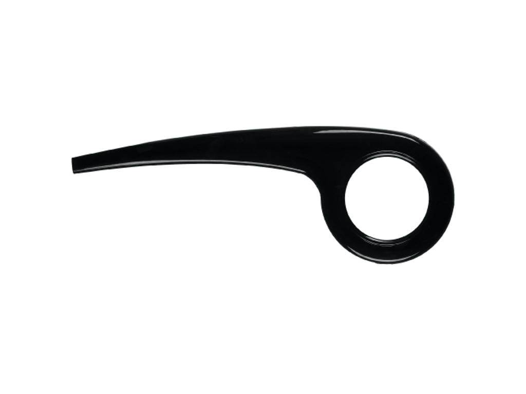 Svart cykelkedjeskydd i plast med rund öppning och lång pip