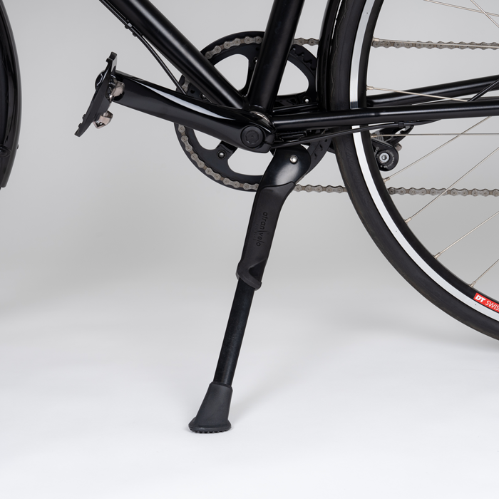 cykelstöd monterat på svart cykel, närbild på vevparti och bakhjul