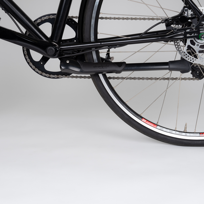 Cykellås monterat på svart cykel bakhjul, kedja och bromsskiva synliga, AtranVelo-lås