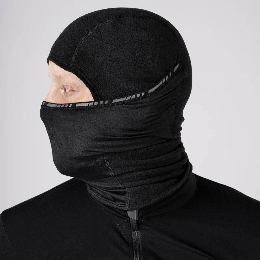 Man med svart multifunktionell ansiktsmask och huva för kalla väder