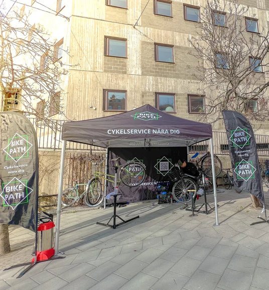 Cykelservice på plats med Bike Path-tält, cyklar och verktyg utomhus i Stockholm eller Göteborg