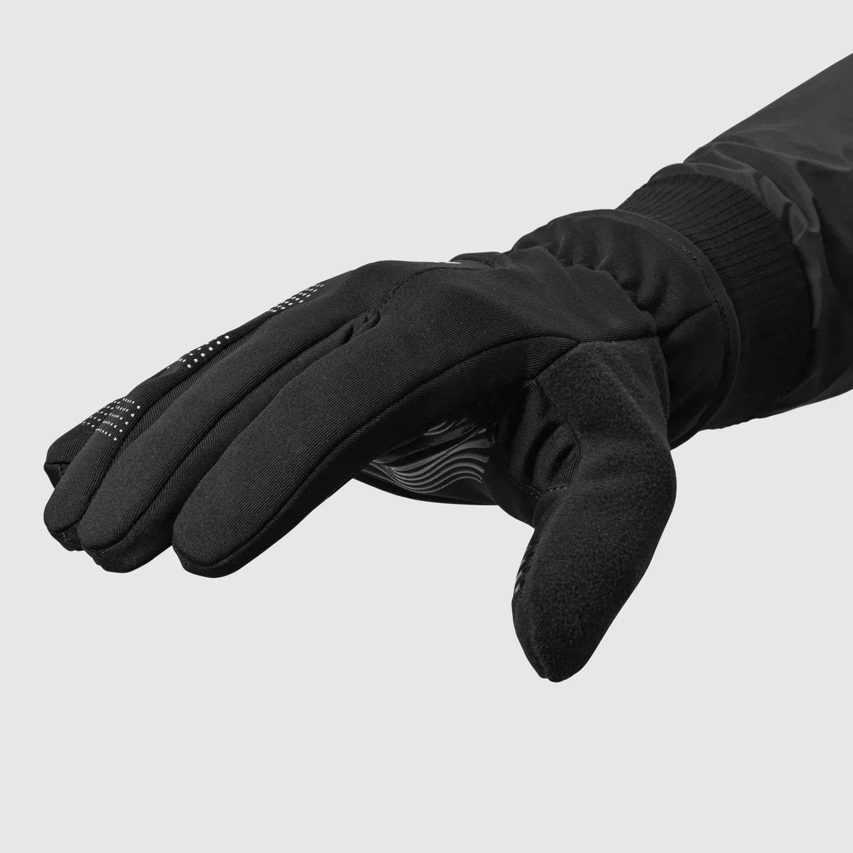 Hand med svart vinterhandske med greppmönster och mudd med resår