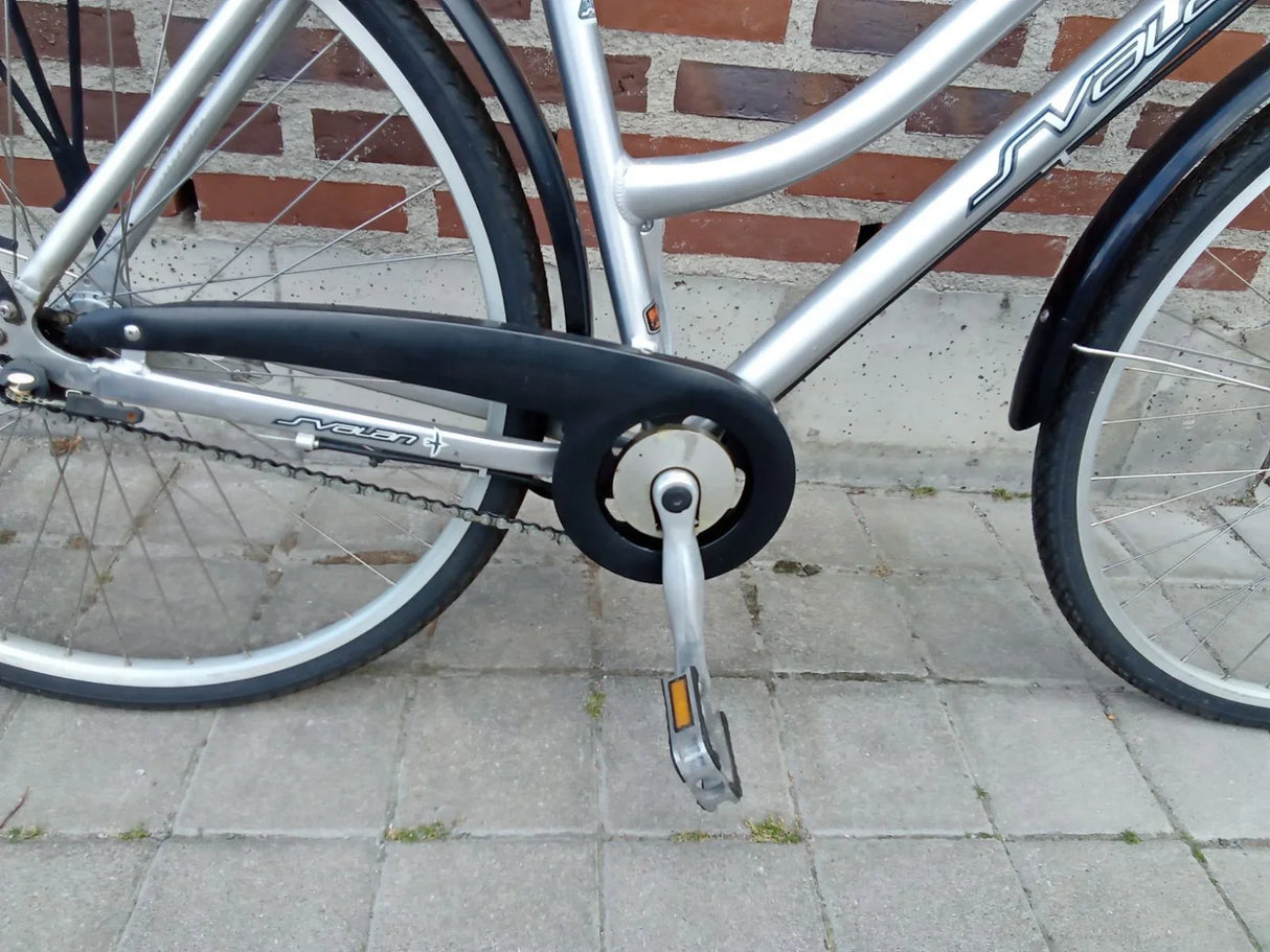 Silver Avolan citybike med svart kedjeskydd och reflex på trampan