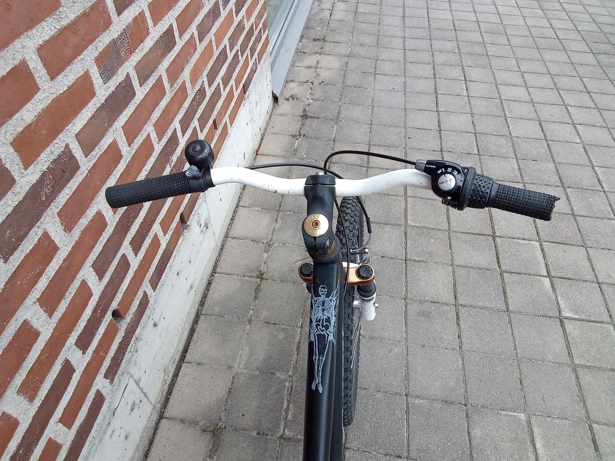 Crescent Torn – HANDLEBAR
