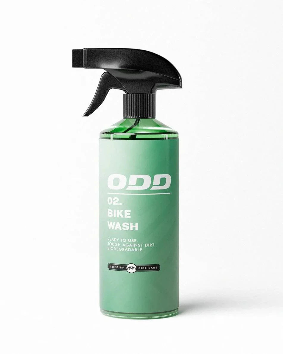 Grön flaska med svart spraymunstycke märkt ODD 02 Bike Wash miljövänlig cykelrengöring
