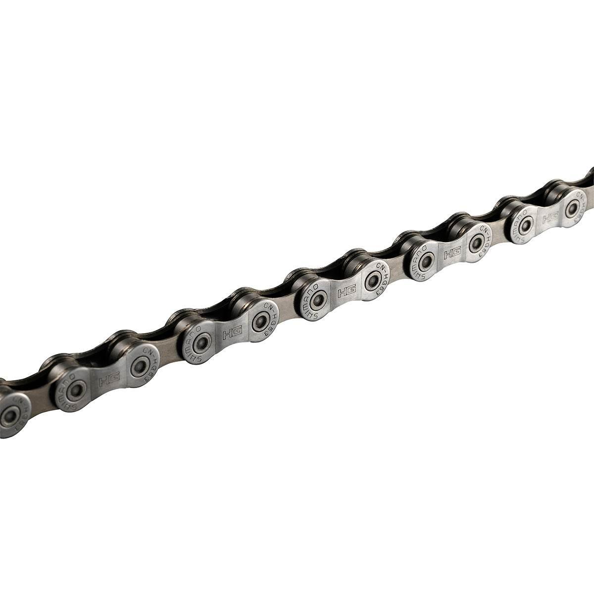Närbild på Shimano HG53 cykelkedja i metall med märkning
