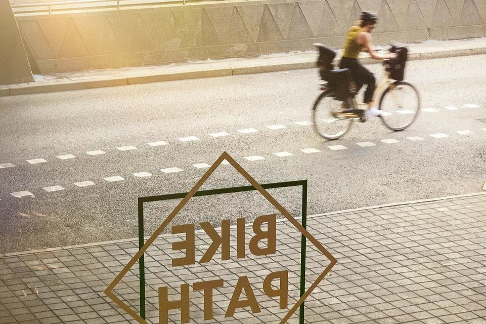 Cyklist på cykelbana med barn i cykelsete, cykelservice och tillbehör