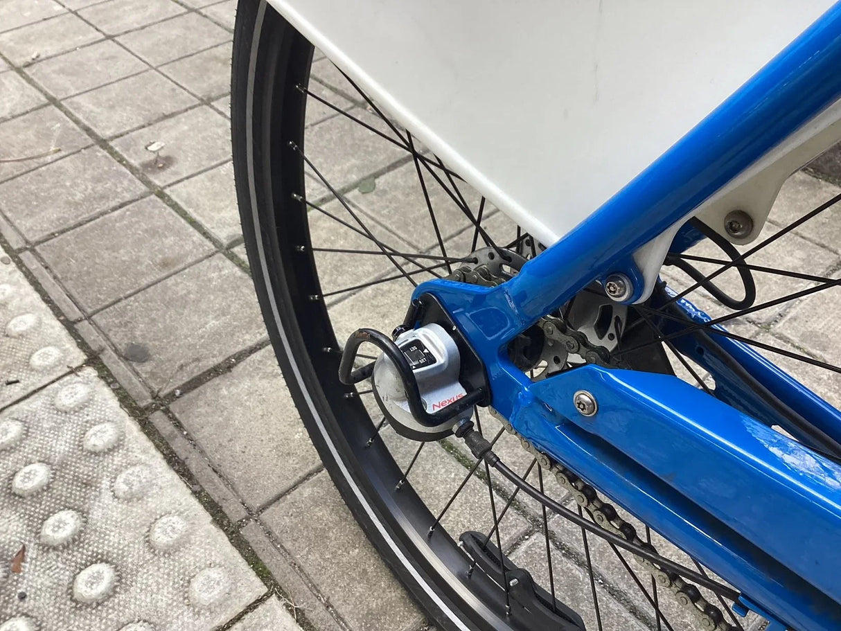 Cykelhjul med Nexus växelsystem och blå cykelram i detalj