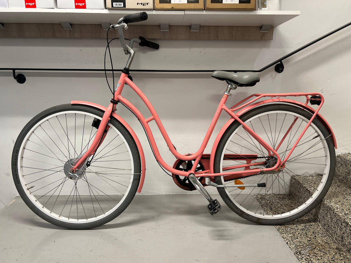 Rosa damcykel med korg och skärmar, stadscykel med svart sadel och handtag