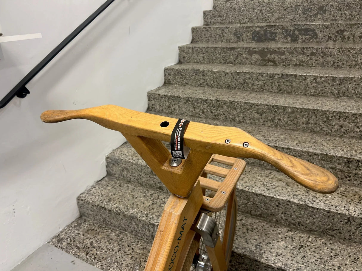 träcykel med unikt trästyre och QR-kod på handtaget