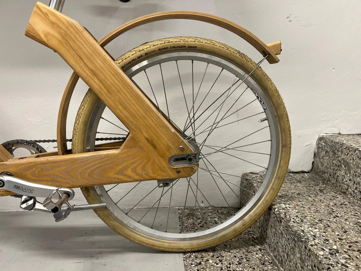 Bakhjul på cykel med träram och beige Schwalbe Road Cruiser-däck