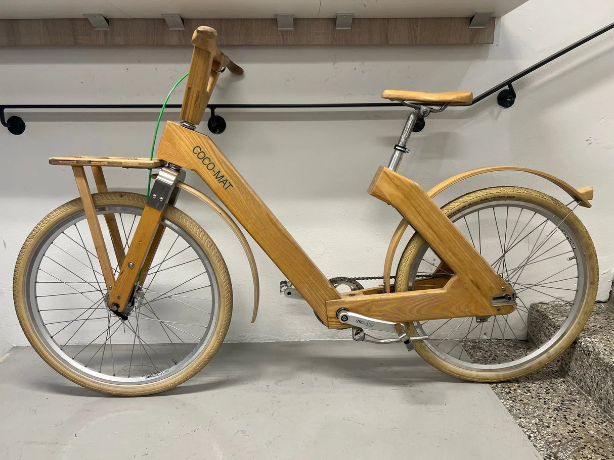 Coco-mat cykel med träram och beige däck, träsadel och framskjutslastare