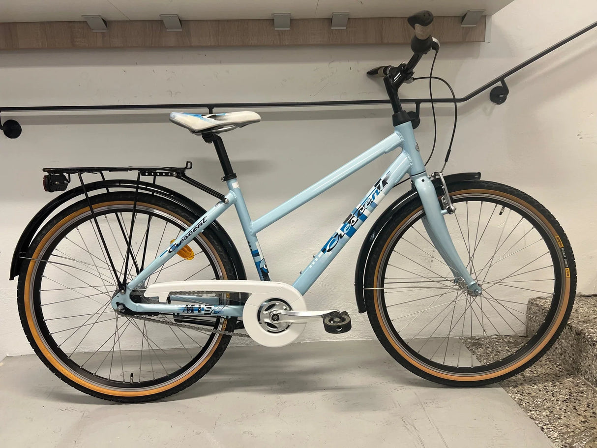 Ljusblå Crescent cykel med svart pakethållare, vita detaljer och beige däck