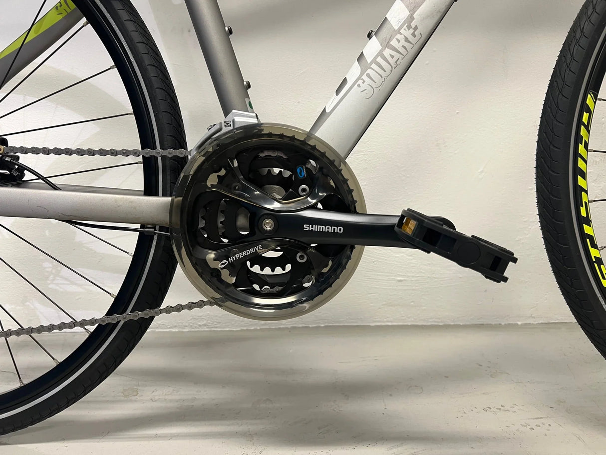 Shimano Hyperdrive cykelkedja och vevarm med pedal på grå sportcykel