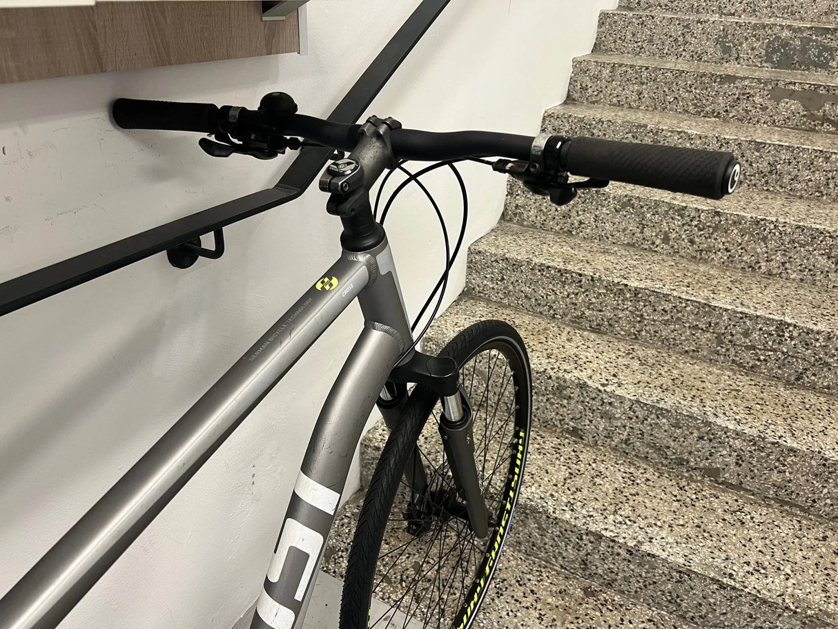 Silver grå cykel med svart styr och däck vid trappa