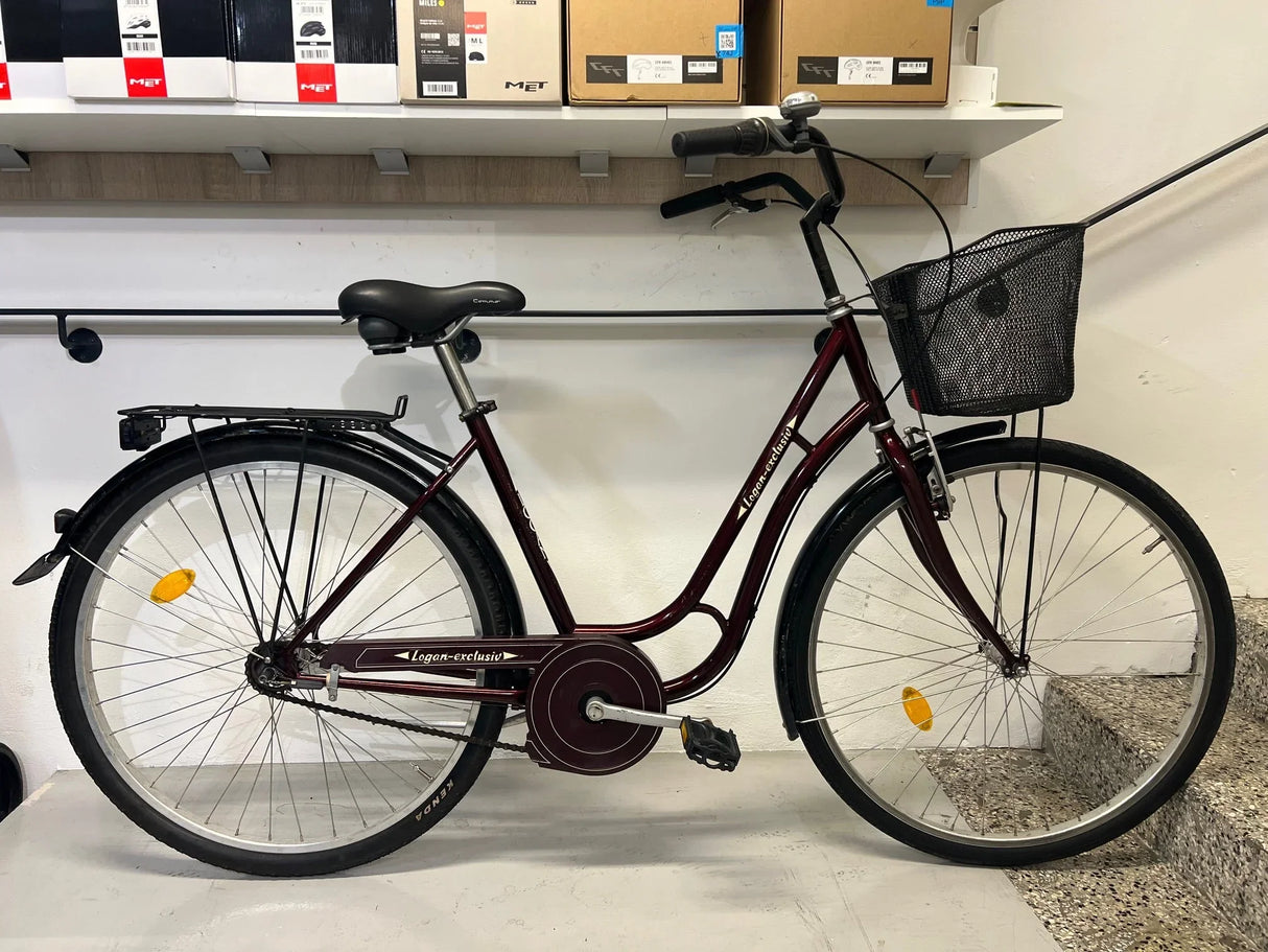 Vinröd Logan-exclusiv damcykel med svart pakethållare och cykelkorg fram