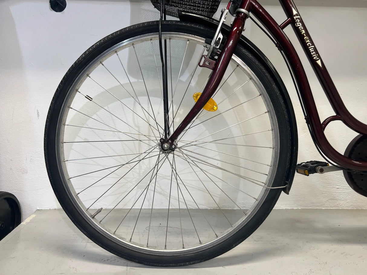 Framhjul på vinröd Logan Exclusiv cykel med reflex och svart däck