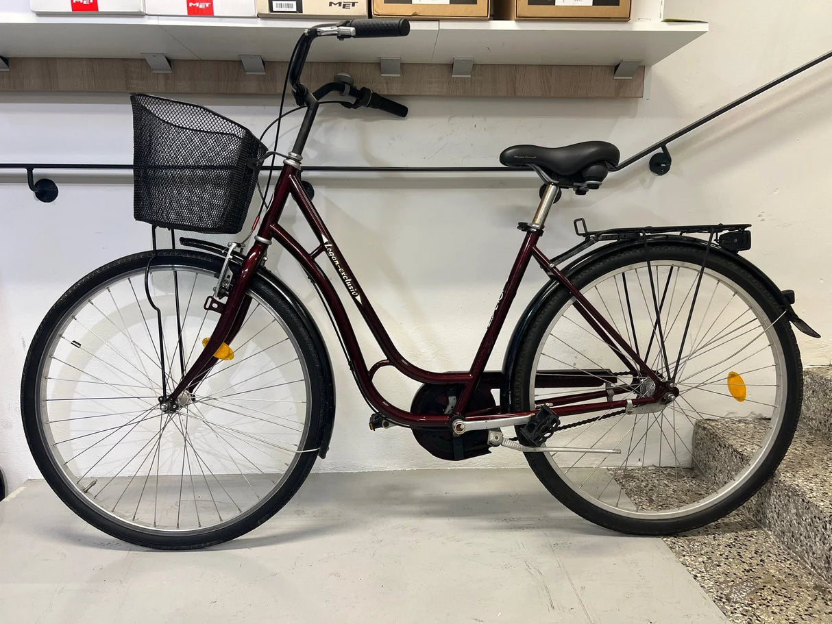 Vinröd damcykel med svart cykelkorg, skärmar och pakethållare