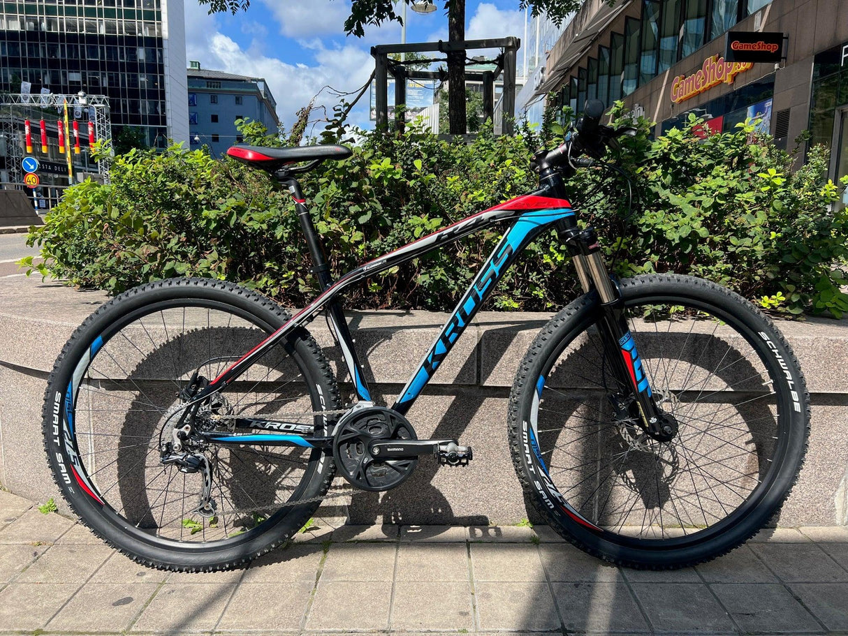 Mountainbike Kross svart blå och röd med Schwalbe däck och Shimano växel