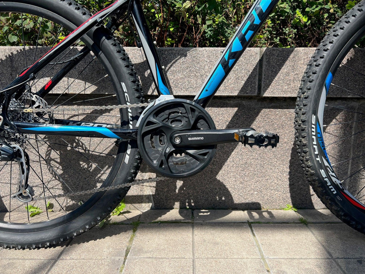 Mountainbike med Shimano vevarm, Smart Sam däck och svarta och blå detaljer