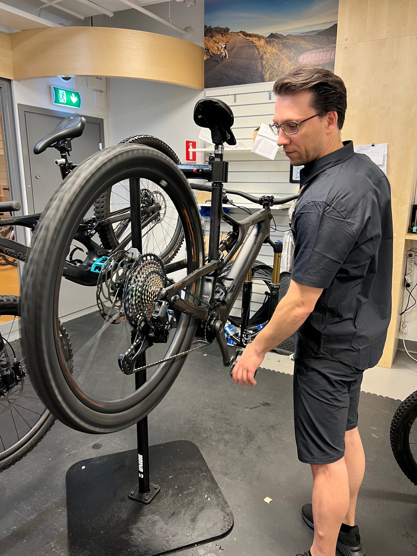 Servicetekniker som uför service på en Specialized MTB