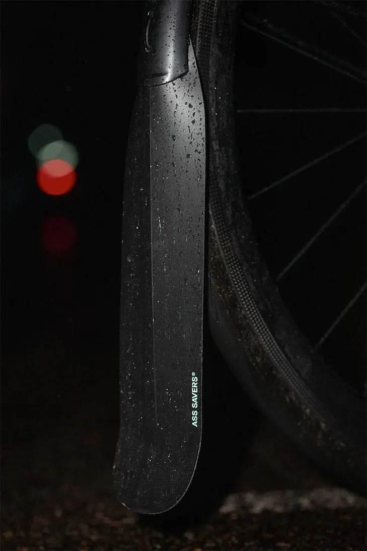 Svart Ass Savers cykelskärmförlängare med vattenstänk vid hjul