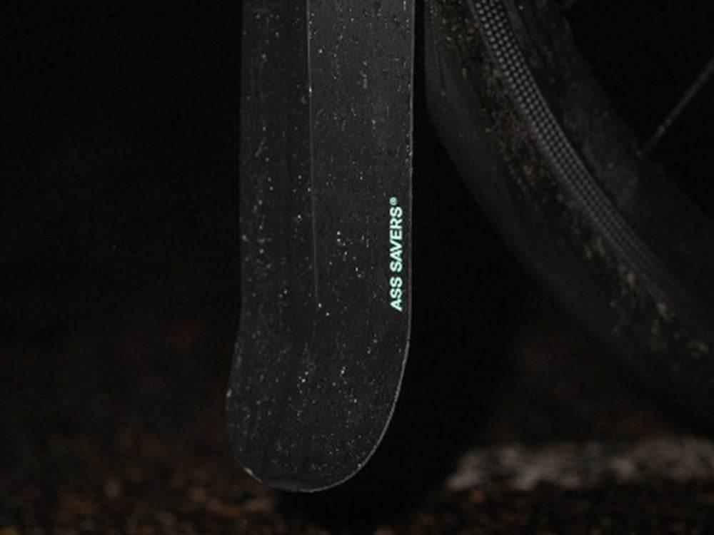 Ass Savers cykelskydd i svart monterat bakom cykelhjul