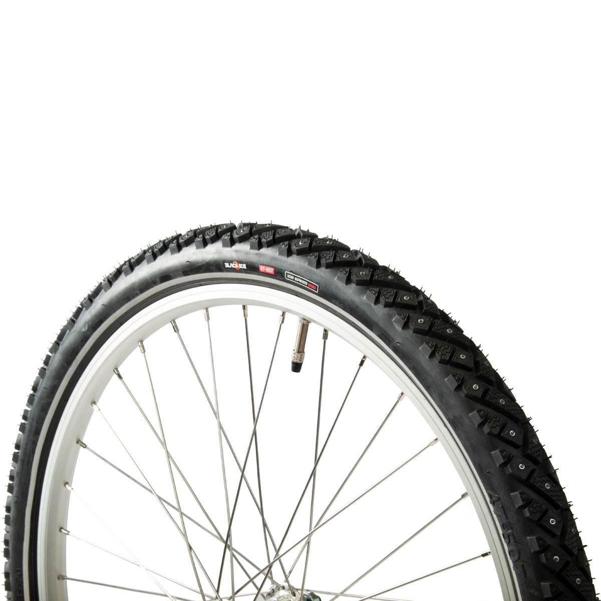 Cykeldäck med dubbar och ventil på aluminiumfälg med ekrar