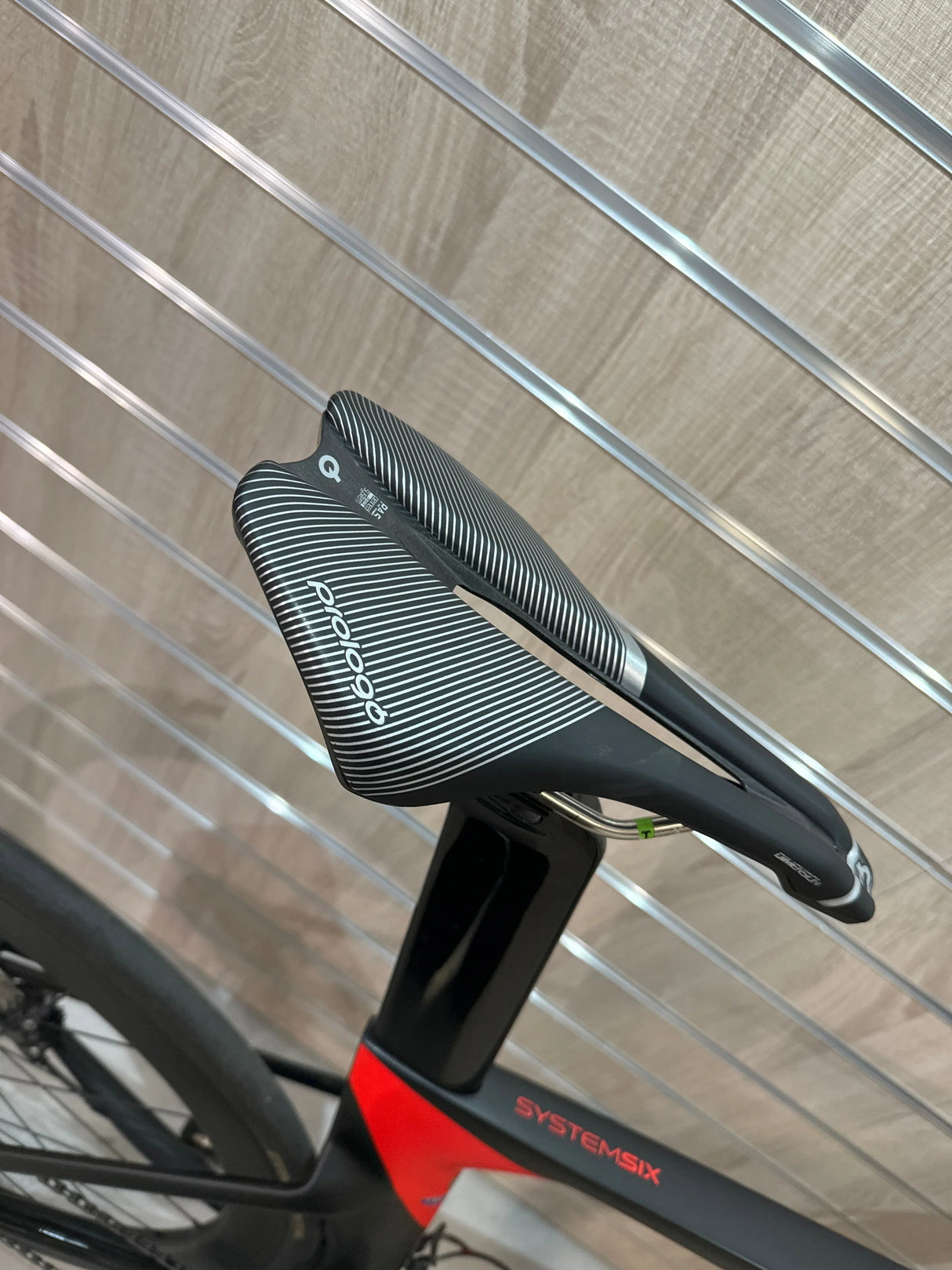 Prologo cykelsadel med vit rand på svart sadelstolpe på Cannondale SystemSix racercykel