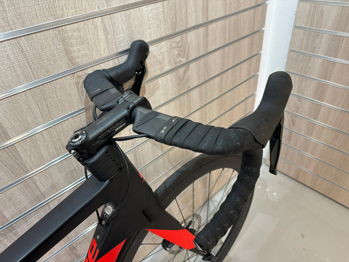 Cannondale SystemSix racercykel framsida med svart och röd ram och styre med svart tejp