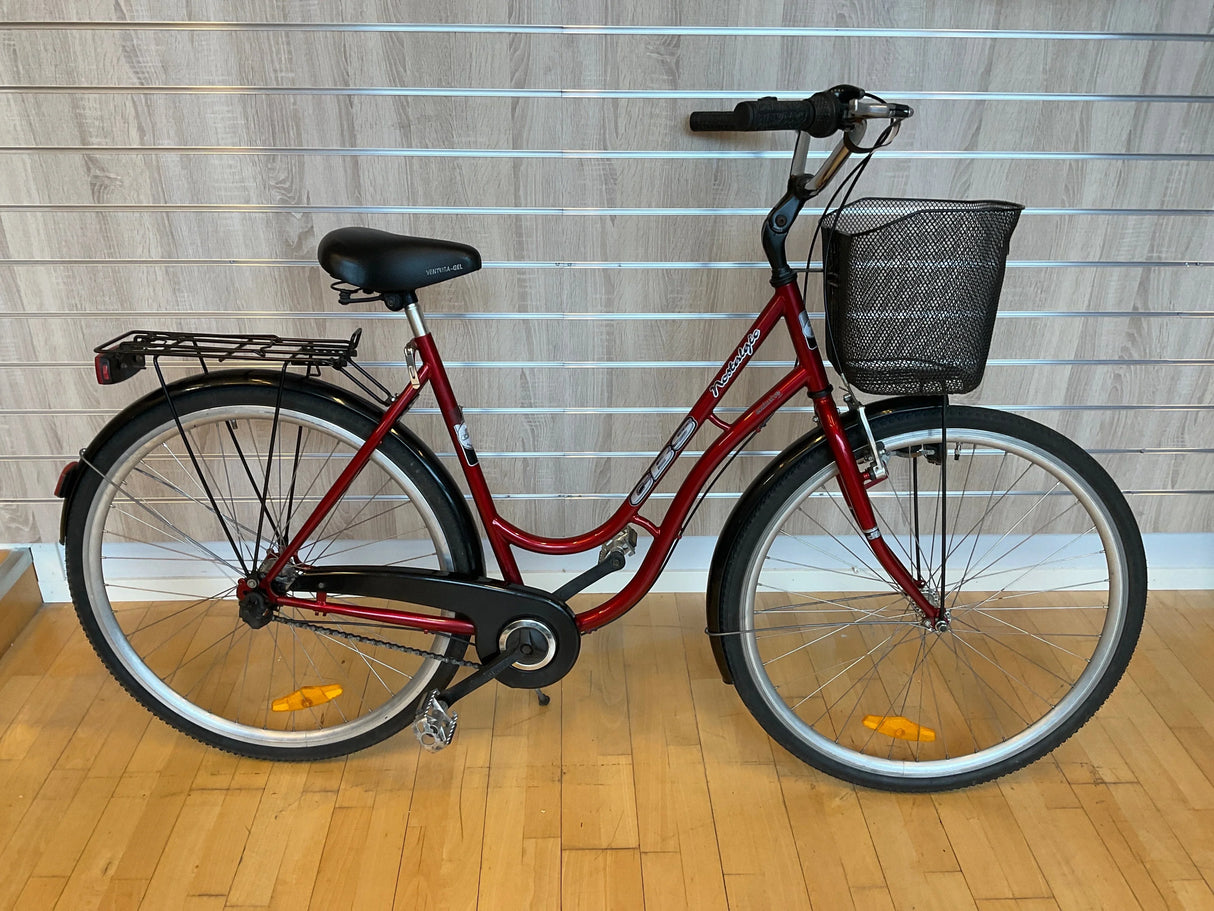 Röd CBS Nostalgia 28-tums cykel med svart pakethållare, cykelkorg och gel-sadel