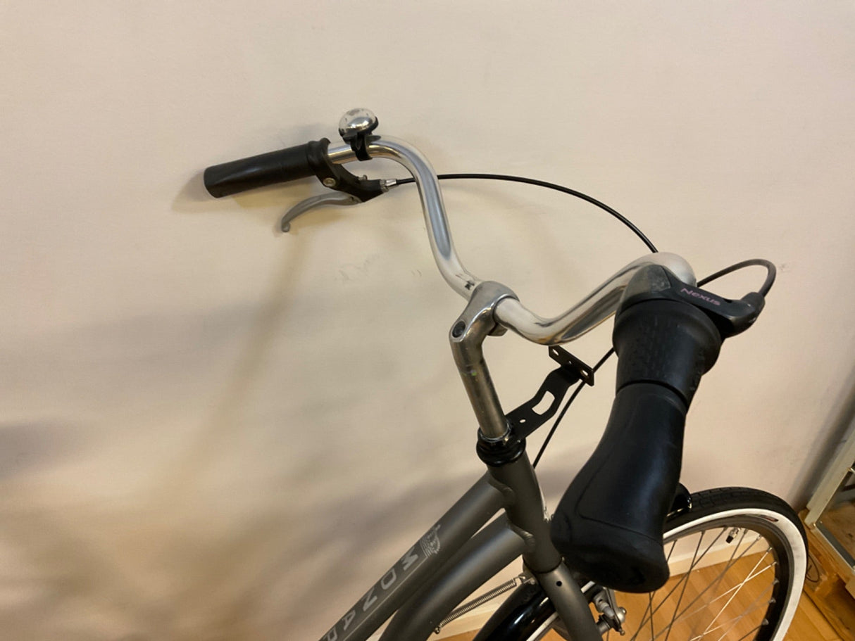 Cykelstyre med svart grepp, bromshandtag och rattklocka, inklusive Nexus växelreglage