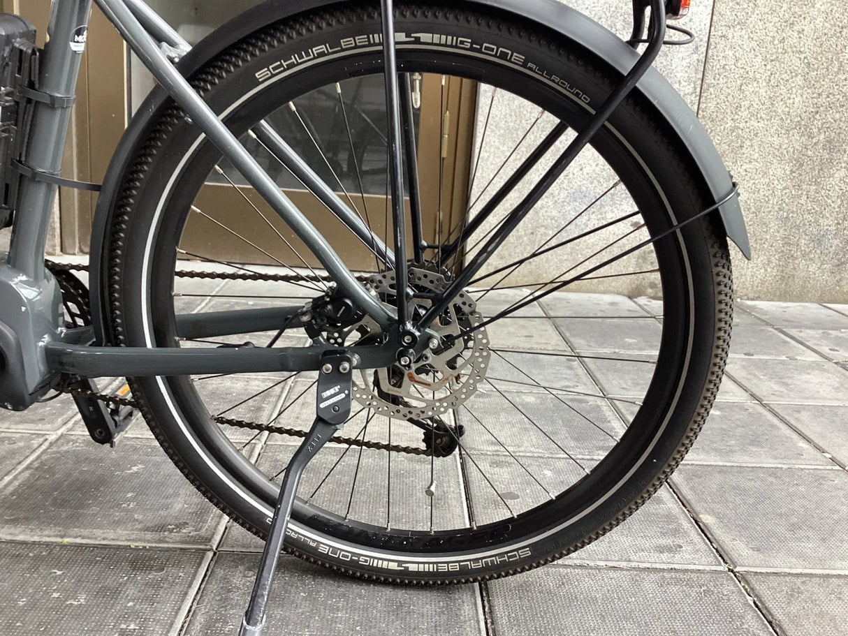 Cykelhjul med svart Schwalbe One däck och skivbroms, med cykelställ monterat