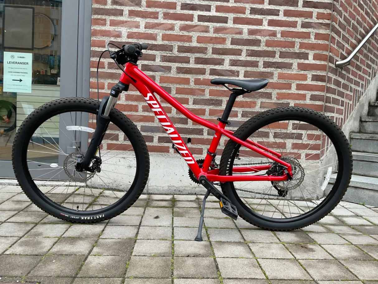 Röd Specialized mountainbike med skivbromsar och svart sadel