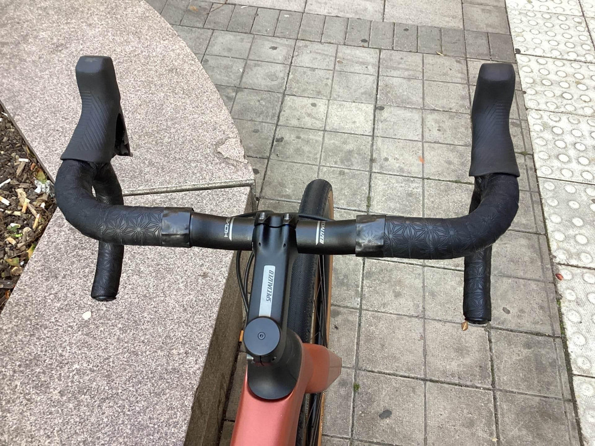 Specialized racercykel med svart mönstrat styrlinda och elektronisk växelografi
