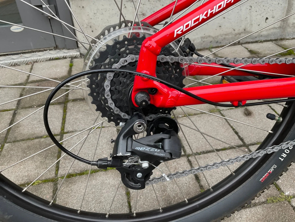 Röd Rockhopper mountainbikes bakväxel och kedja med Microshift Mezzu växelsystem