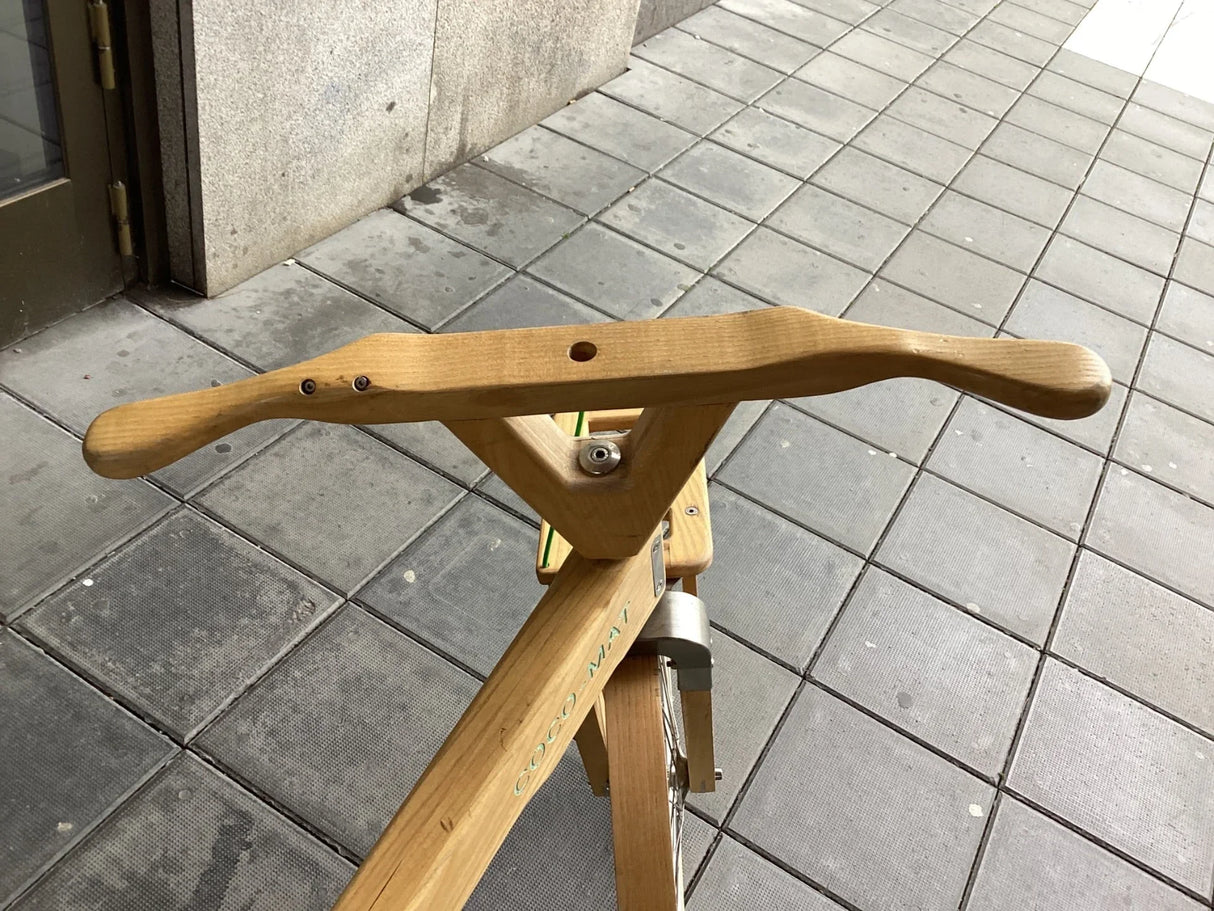 Träcykel med unikt handtag och ramdesign märkt Cocoma7
