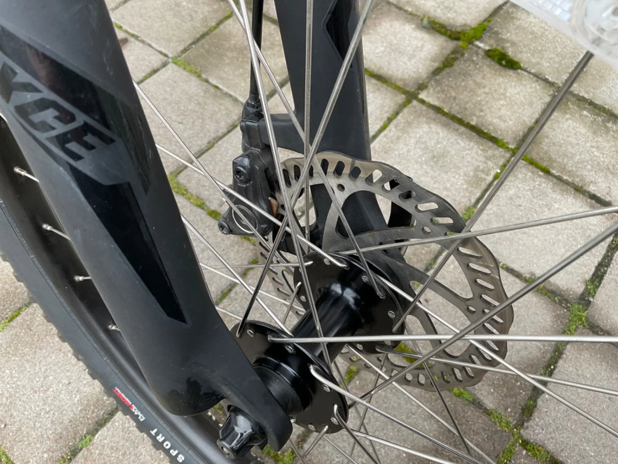 Närbild cykel framhjul med skivbroms och svart Reach gaffel