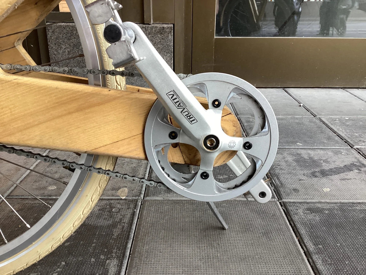 Träcykel med metallkedja och silverfärgat krankparti märkt TRUATIV