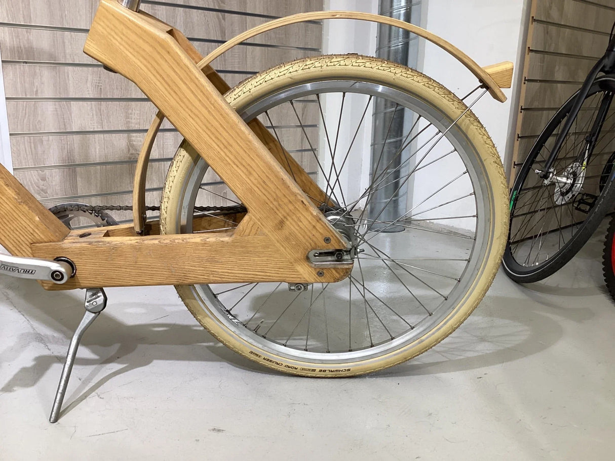 Träcykel med beige Schwalbe Road Cruiser däck och unik träram