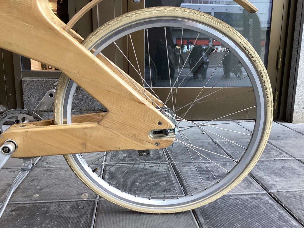 Bakre cykelhjul med ljusbeige Schwalbe däck och träram