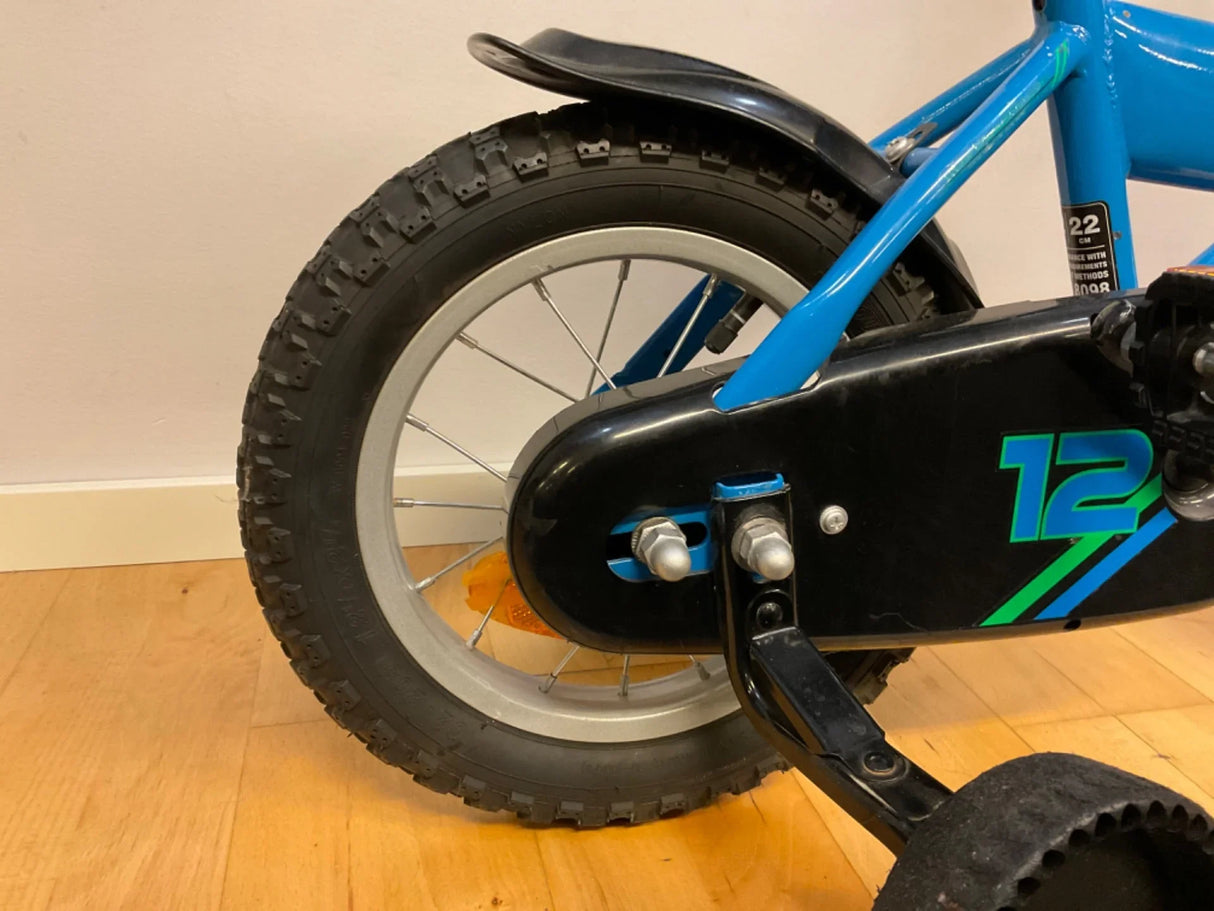 Bakre hjul och kedjeskydd på blå barncykel med storlek 12 tum och stödhjul