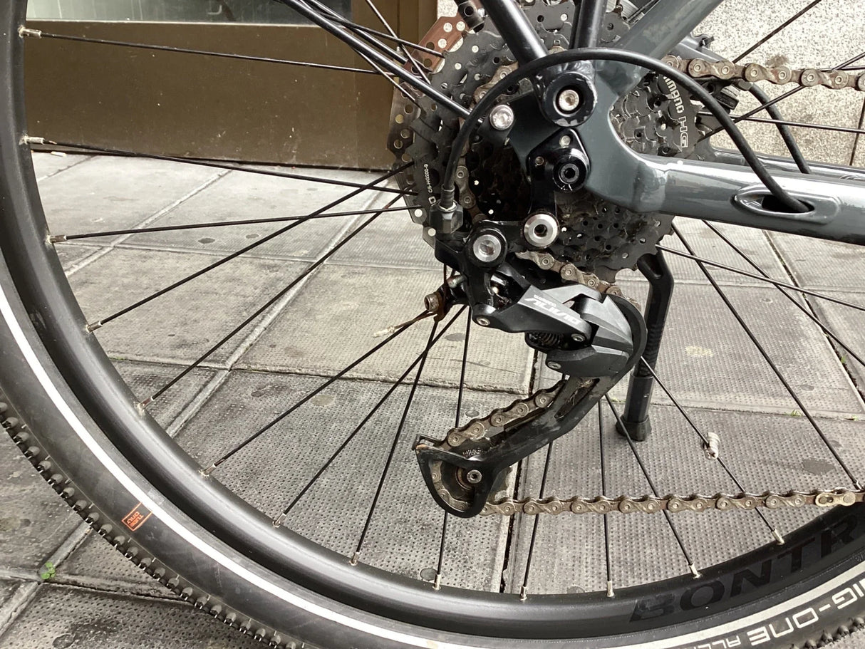 Bakre cykelhjul med Shimano Alivio växelväxlare och kedja på Bontrager däck