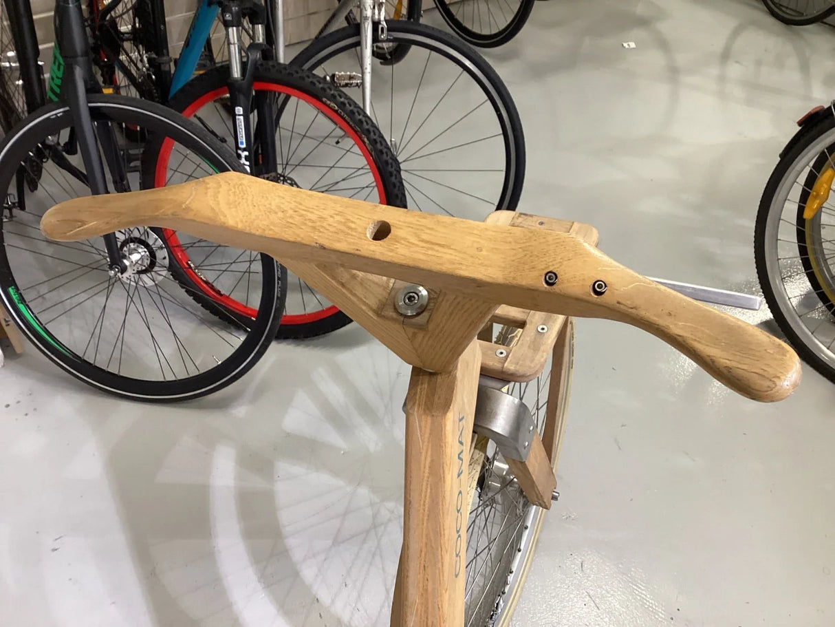 Handgjord cykel med trästyre och träram