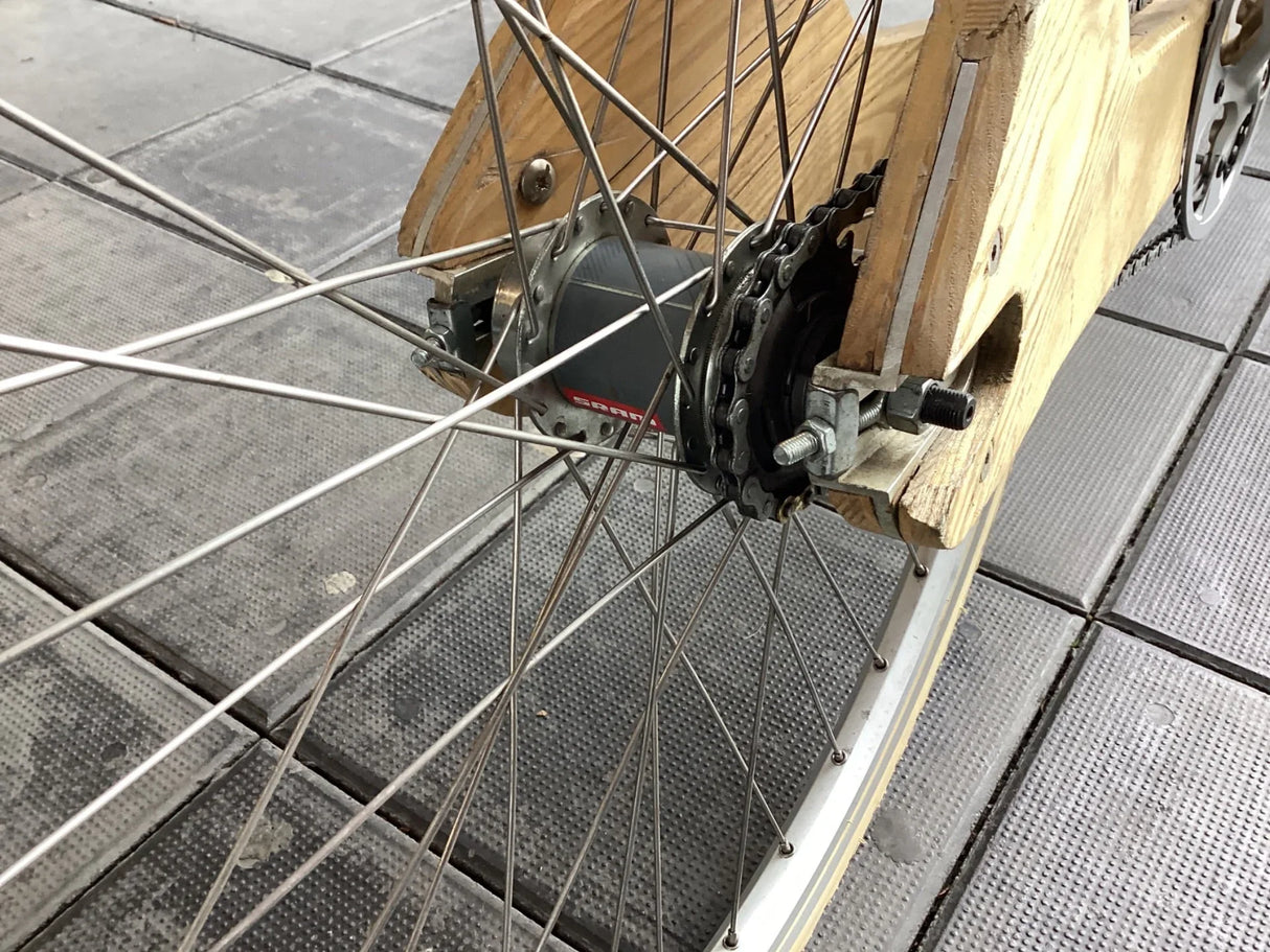 Cykelhjul med metall ekrar och träram, kedja och nav med SRAM-logotyp