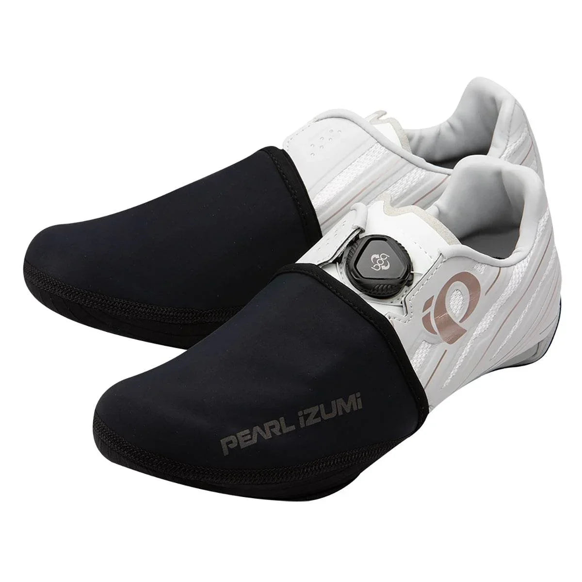 Vita cykelskor med svarta Pearl Izumi skoöverdrag och BOA-vridlås